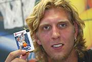 Dirk Nowitzki präsentiert die Dirk Nowitzki Lego Figur (Foto: Gerhard Blank)