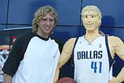 Dirk Nowitzki mit seinem Ebenbild aus LEGO vor der Wall of Fame (Foto: Gerhard Blank)