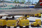 Koffer rollen ins Flugzeug