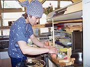 Sushi Meister hinter der Theke haben viel zu tun (Bild: Marikka-Laila Maisel)