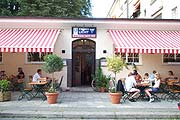 ewigesLicht rot-weiße Markisen (Bild: Marikka Laila Maisel)