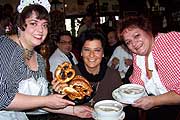 Petra Perle (li.) und Köchin Sylvia Zorn (re. ) Foto Marikka-Laila Maisel