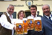 Hofbräu Direktor Dr. Michael Möller, die Wirte Katrin und Thomas König und Ex-Eisschnelläufer Manfred Schnelldorfer stoßen zur Eröffnugn des Biergartens an (Foto: Martin Schmitz)