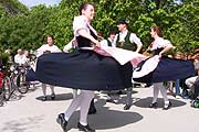 Volkstanz zur Eröffnugn der Biergarten-Saison 2004 (Foto: Martin Schmitz)