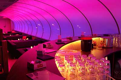 Lichteffekte mittels versteckter LEDs über den Sitzecken (Foto: Martin Schmitz)