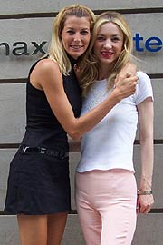 Giulia Siegel (l., 2004 bei der maxSuite  ausgeschieden) zusammen mit Birgit Biederer (r) öffneten die "maxSuite" am 28.08.2003 (Foto: Martin Schmitz)