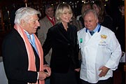 Die Premierengäste Gunter und Mirja Sachs wurden begrüsst von Eckart Witzigmann (Foto: Martin Schmitz)