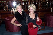 Mode-Designerin Susanne Wiebe und Veronica von Quast (Foto: Martin Schmitz)