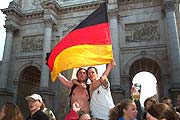 am Sonntag jubeln vor einem 5 x 6 m großen LCD Monitor? (Bild: Martin Schmitz)