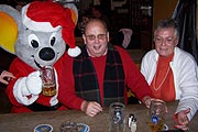 Auch die Gäste hatten Spaß mit der Weihnachts- Maus vom Europa-Park (Foto. Martin Schmitz)