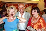 Selbstgenähte Saris für ihren Lieblings-Inder: Schauspielerin, Sängerin und Kabarettistin Veronika von Quast sowie Allroundkünstlerin Petra Perle. Eiskunst-Olympiasieger Manfred Schnelldorfer in der Mitte strahlt (Foto: Martin Schmitz)=