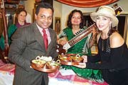 Christine Kaufmann ist Stammgast bei Dinu (links) und ließ sich die Einweihungsfete nicht entgehen. Dazu gab es indische „Zitar-Musik“ von Ma Madhu (Bildmitte) (Foto: Martin Schmitz)