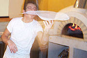 Pizzachef läßt die Pizza fliegen (Foto: Martin Schmitz)