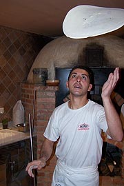 Pizza wird vor Ihren Augen zubereitet (Foto: Martin Schmitz)