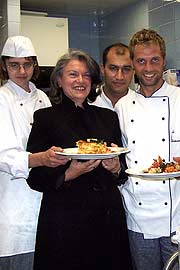 Geschäftsleiterin Renate Neukirchen und das Koch- und Küchenteam (Foto: Marikka-Laila Maisel)