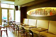 Bänke im News Cafe