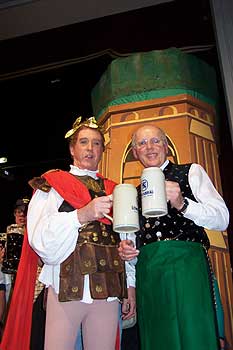 Löwenbräu Vorstand Balk stößt an mit dem Triumphator Mathias Reis (Foto: Martin Schmitz)