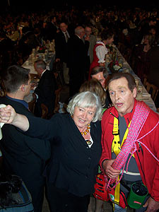 Eine echte Renate Schmid mit Freeclimber Gerd Gerhard Schröder alias Paul Neuhaus (©Foto: Martin Schmitz)