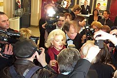 Lauren Bacall umlagert von der Presse (Foto: Martin Schmitz)