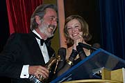 Helmut Dietl überreicht Alexandra Maria Lara die DIVA als "Schauspeilerin des Jahres" (Foto: Martin Schmitz)