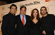 Erol Sander, Oliver Stone, Angelina
Jolie und Colin Farrell vor der
Fotowand
Deutschlandpremiere von
ALEXANDER (Foto: Constantin Film 2004)