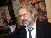 Schauspieler Peter Sattmann nimmt die Presse aufs Korn.. (Foto: Martin Schmitz)