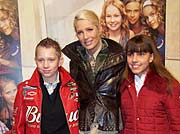 Sarah Kern mit Kindern (Foto: MartiN Schmitz)