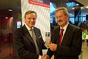 Zum Andenken überreicht Hausherr Eduard Thometzek (Zürich Gruppe) eine Ministele für Udes Schreibtisch (Foto: Martin Schmitz)