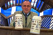 Toni Roiderer präsentiert den neuen Wirtekrug (Bild: Martin Schmitz)