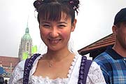Asiatin im Dirndl (Foto: Martin Schmitz)