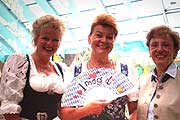 Fremdenverkehrschefin gabriele Weißhäupl mit Fächer (Bild: Marikka-Laila Maisel)