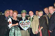 Wiesnwirte und Fremdenverkerhsleitung gratulieren Wiesnwachenchef Scharf zum 10. Wiesnjubiläum (Foto: Martin Schmitz)