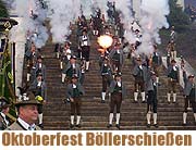 Böllerschießen auf den Stufen zur Bavaria (Foto: Martin Schmitz)