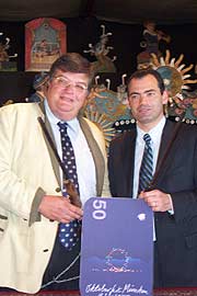 Edmund Radlinger, 1. Vorsitzender des Münchner Schausteller Vereins und  Christian Aubry, Geschäftsführer der Accor Services gaben am 19. August den Startschuss für den Verkauf der Wiesn Card. (Foto: Martin Schmitz)