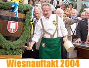 Wiesauftakt: mit 3 Schlägen zapfte Münchens OB Christian Ude das erste Faß im Schottenhamel an: O'Zapft ist. Wir waren dabei. Das Wiesnspecial mit vielen Fotos (Foto: Martin Schmitz)