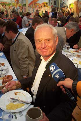 Peter Schottelhamel - Das Fernsehen wills wissen: was halten die Wirte vom neuen Maßkrug? (Foto. Martin Schmitz)