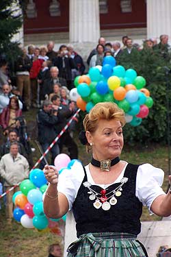 Fremdenverkehrs- und Wiesnchefin Dr. Gabriele Weisshäupl dirigierte den "Kaiserjäger Marsch" (Foto: Martin Schmitz)