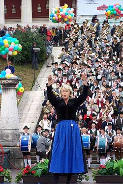 zum 20. jährigen Wiesnwirtinnen-Dasein ließ Dagmar Kuffler (Weinzelt) den "Erzherzog Albrecht Marsch" erklingen (Foto: Martin Schmitz)