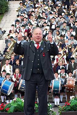 Wiesnstadtrat ("Verwaltungsbeirat" klingt so unfestlich) Helmut Schmid nahm sich des "Tölzer Defliliermarsches" an (Foto: Martin Schmitz)