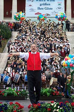 Münchens Oberbürgermeister Christian Ude in seiner roten Weste ("original Tracht des Stadtoberhauptes aus dem letzten Jahrhundert") durfte den "Bayerischen Defliermarsch" dirigieren (Foto: Martin Schmitz)