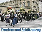 Am ersten Wiesnsonntag zogen Tachten- und Schützenvereine durch die Stadt zum Oktoberfest (Foto: Ingrid Grossmann)