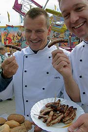 Hubert Bittl (li.) und Alfred Fahr testen die Bio-Bratwürste von Heckls Rollender Metzgerei (Foto: Martin Schmitz)