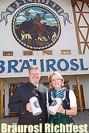 Georg udn Renate heide vor ihrem neuen Bräurosl Zelt 2004 (Foto: Martin Schmitz)