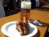 Wiesnmaß und Hendl