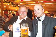 Blick in Löwenbräu Zelt, probieren Sie mals die Webcam (s.o.)