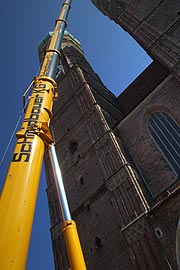 Mit einem hohenKran werden die Glocken transportiert (Foto: Martin Schmitz)