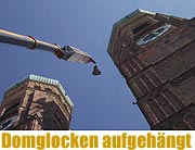 Zuerst wurde die Piusglocke herabgeholt, dann Balken und anschliessend die drei neuen Glocken heraufgezogen (Foto: Martin Schmitz)