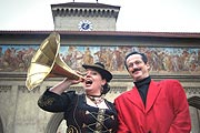 Petra Perle und OB Ude bzw. Kabarettist Uli Bauer in dessen Rolle vor dem Isartor mit neuer Uhr (Foto: martiN Schmitz)