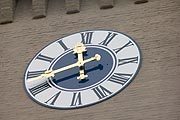 Rückwärts herum will die Uhr gelesen werden, zumindest wenn sie vom Tal her gelesen wird (Foto: Martin Schmitz)