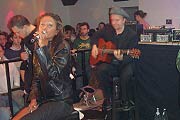 Sabrina Setlur begleitet von Gitarre und Piano (Foto: Martin Schmitz)